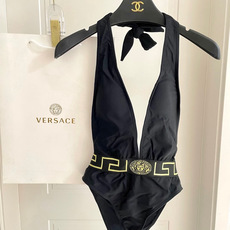 范思哲新款连体泳衣 对版五金😍🥰适合多种场景的游泳衣🏊♀️海边 游泳池 温泉 水上乐园 漂流都可以😌 范思哲新款连体泳衣 对版五金😍🥰适合多种场景的游泳衣🏊♀️海边 游泳池 温泉 水上乐园 漂流都可以😌