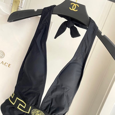 范思哲新款连体泳衣 对版五金😍🥰适合多种场景的游泳衣🏊♀️海边 游泳池 温泉 水上乐园 漂流都可以😌 范思哲新款连体泳衣 对版五金😍🥰适合多种场景的游泳衣🏊♀️海边 游泳池 温泉 水上乐园 漂流都可以😌