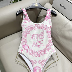 范思哲新款连体泳衣 对版五金😍🥰适合多种场景的游泳衣🏊♀️海边 游泳池 温泉 水上乐园 漂流都可以😌 范思哲新款连体泳衣 对版五金😍🥰适合多种场景的游泳衣🏊♀️海边 游泳池 温泉 水上乐园 漂流都可以😌
