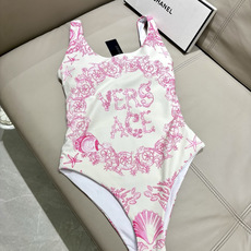 范思哲新款连体泳衣 对版五金😍🥰适合多种场景的游泳衣🏊♀️海边 游泳池 温泉 水上乐园 漂流都可以😌 范思哲新款连体泳衣 对版五金😍🥰适合多种场景的游泳衣🏊♀️海边 游泳池 温泉 水上乐园 漂流都可以😌