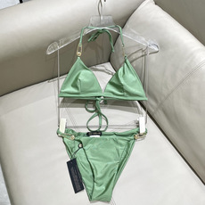 范思哲新款比基尼泳衣 对版五金😍🥰适合多种场景的游泳衣🏊♀️海边 游泳池 温泉 水上乐园 漂流都可以 范思哲新款比基尼泳衣 对版五金😍🥰适合多种场景的游泳衣🏊♀️海边 游泳池 温泉 水上乐园 漂流都可以