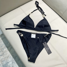 范思哲新款比基尼泳衣 对版五金😍🥰适合多种场景的游泳衣🏊♀️海边 游泳池 温泉 水上乐园 漂流都可以 范思哲新款比基尼泳衣 对版五金😍🥰适合多种场景的游泳衣🏊♀️海边 游泳池 温泉 水上乐园 漂流都可以