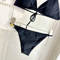 范思哲新款比基尼泳衣 对版五金😍🥰适合多种场景的游泳衣🏊♀️海边 游泳池 温泉 水上乐园 漂流都可以 范思哲新款比基尼泳衣 对版五金😍🥰适合多种场景的游泳衣🏊♀️海边 游泳池 温泉 水上乐园 漂流都可以