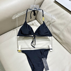 范思哲新款比基尼泳衣 对版五金😍🥰适合多种场景的游泳衣🏊♀️海边 游泳池 温泉 水上乐园 漂流都可以 范思哲新款比基尼泳衣 对版五金😍🥰适合多种场景的游泳衣🏊♀️海边 游泳池 温泉 水上乐园 漂流都可以
