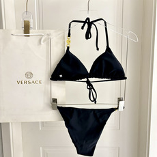 范思哲新款比基尼泳衣 对版五金😍🥰适合多种场景的游泳衣🏊♀️海边 游泳池 温泉 水上乐园 漂流都可以 范思哲新款比基尼泳衣 对版五金😍🥰适合多种场景的游泳衣🏊♀️海边 游泳池 温泉 水上乐园 漂流都可以