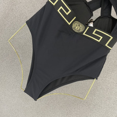 范思哲新款连体泳衣 对版五金😍🥰适合多种场景的游泳衣🏊♀️海边 游泳池 温泉 水上乐园 漂流都可以😌 范思哲新款连体泳衣 对版五金😍🥰适合多种场景的游泳衣🏊♀️海边 游泳池 温泉 水上乐园 漂流都可以😌