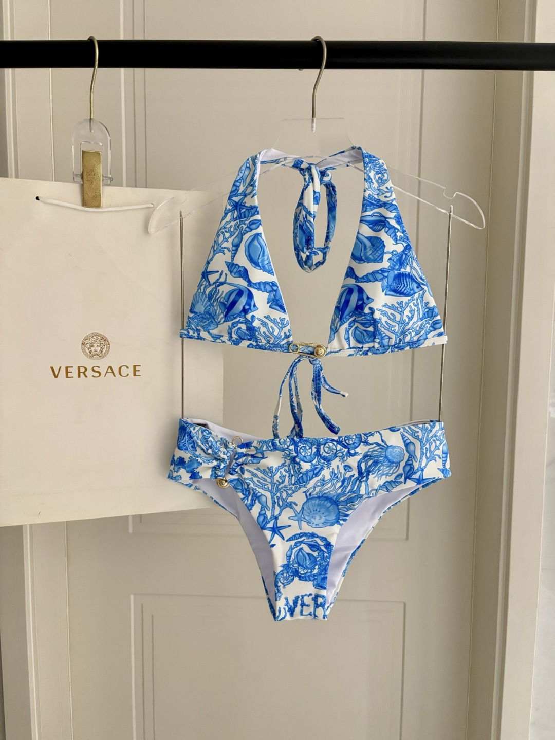范思哲新款比基尼泳衣  对版五金😍🥰适合多种场景的游泳衣🏊‍♀️海边 游泳池 温泉 水上乐园 漂流都可以