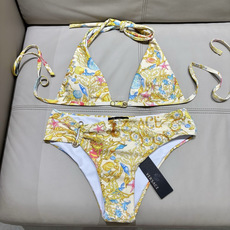 范思哲新款比基尼泳衣 对版五金😍🥰适合多种场景的游泳衣🏊♀️海边 游泳池 温泉 水上乐园 漂流都可以 范思哲新款比基尼泳衣 对版五金😍🥰适合多种场景的游泳衣🏊♀️海边 游泳池 温泉 水上乐园 漂流都可以