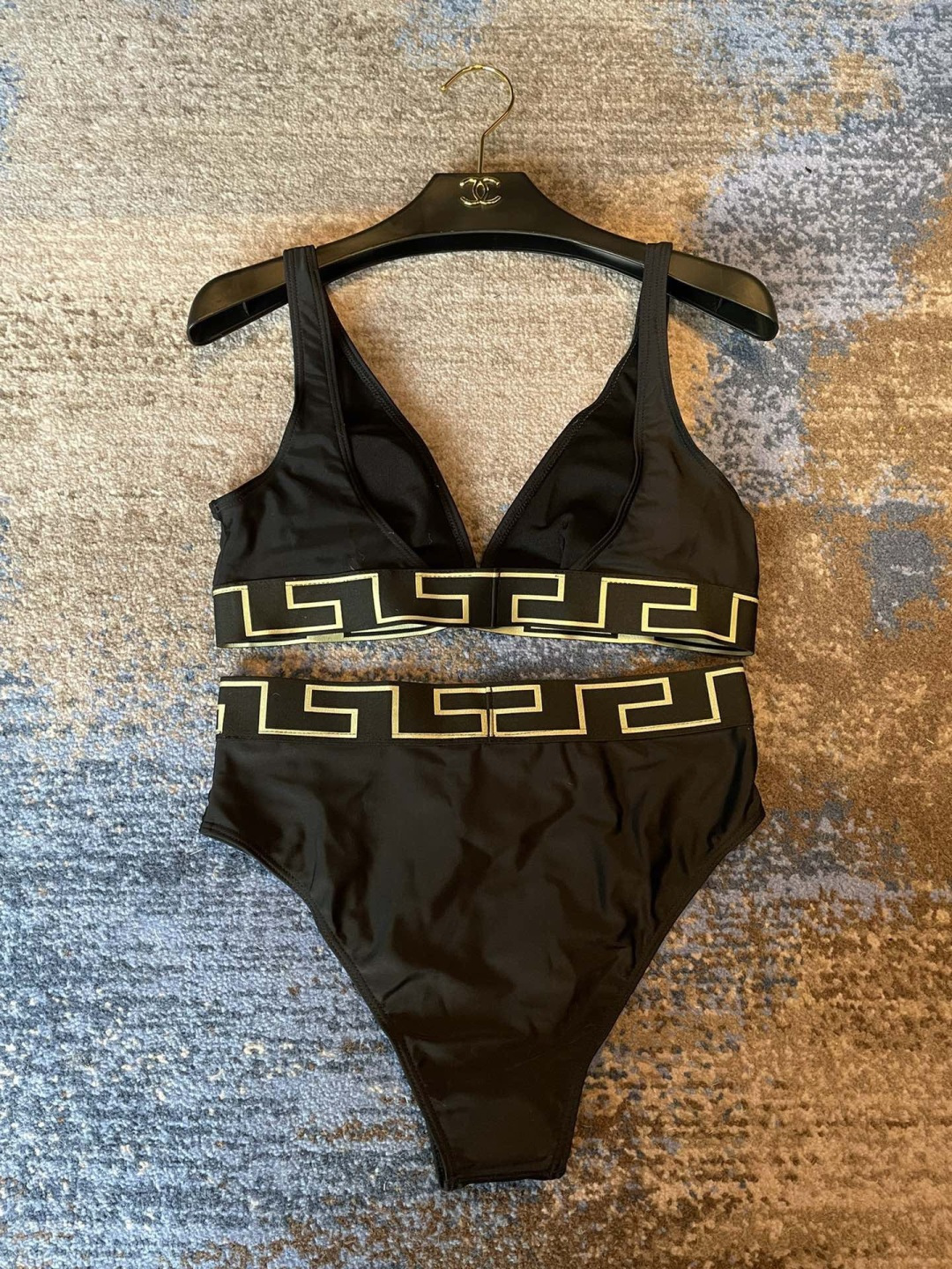范思哲比基尼😍🥰适合多种场景的游泳衣🏊‍♀️海边 游泳池 温泉 水上乐园 漂流都可以😌内搭也完全可以 连