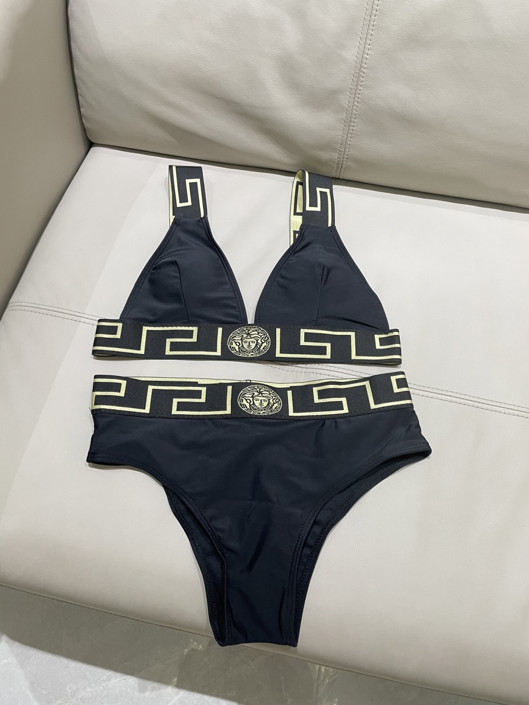 范思哲比基尼😍🥰适合多种场景的游泳衣🏊♀️海边 游泳池 温泉 水上乐园 漂流都可以😌内搭也完全可以 连 范思哲比基尼😍🥰适合多种场景的游泳衣🏊♀️海边 游泳池 温泉 水上乐园 漂流都可以😌内搭也完全可以 连