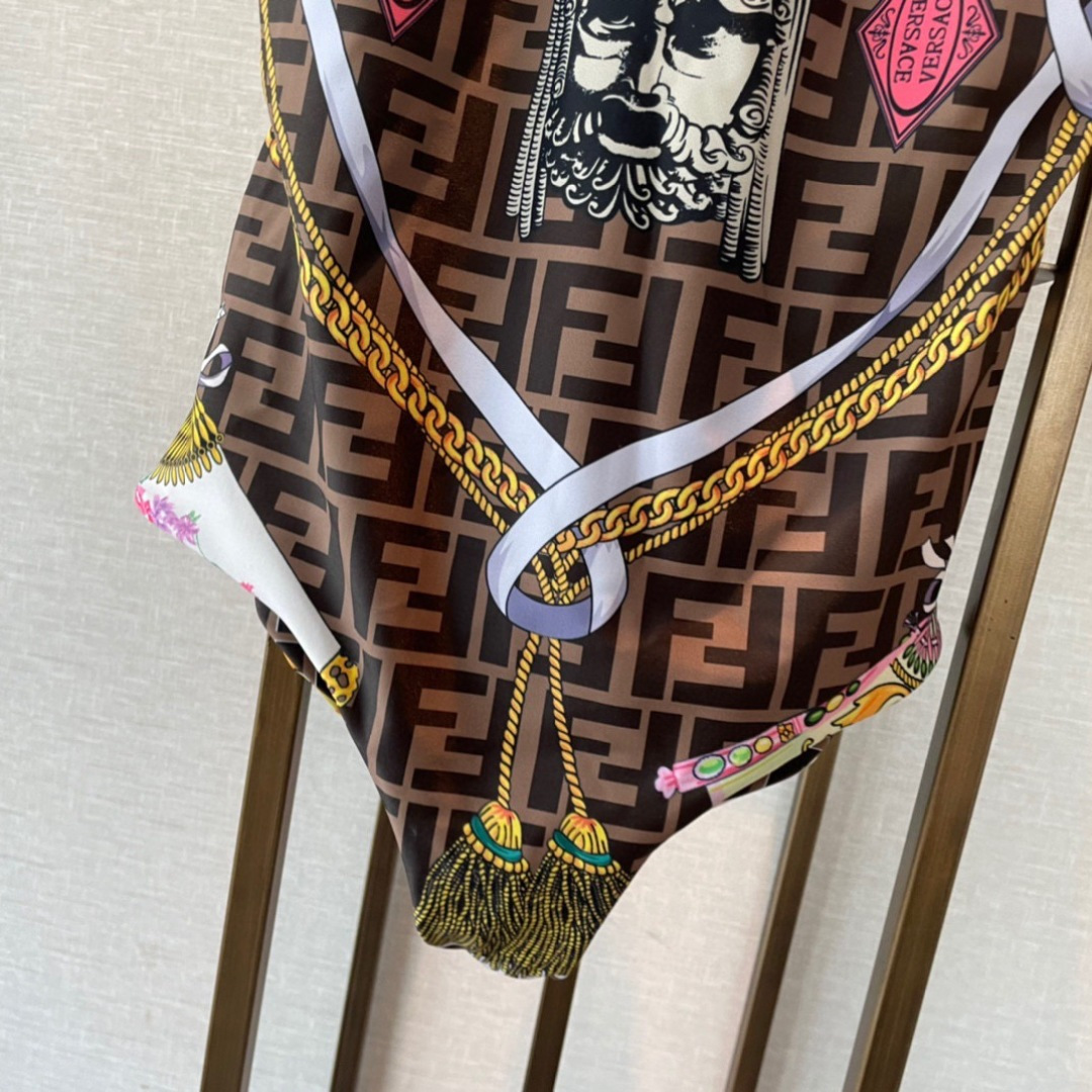 芬迪 versac*联名款 f字母链条印花吊带连体泳衣，双面穿SML Xl
