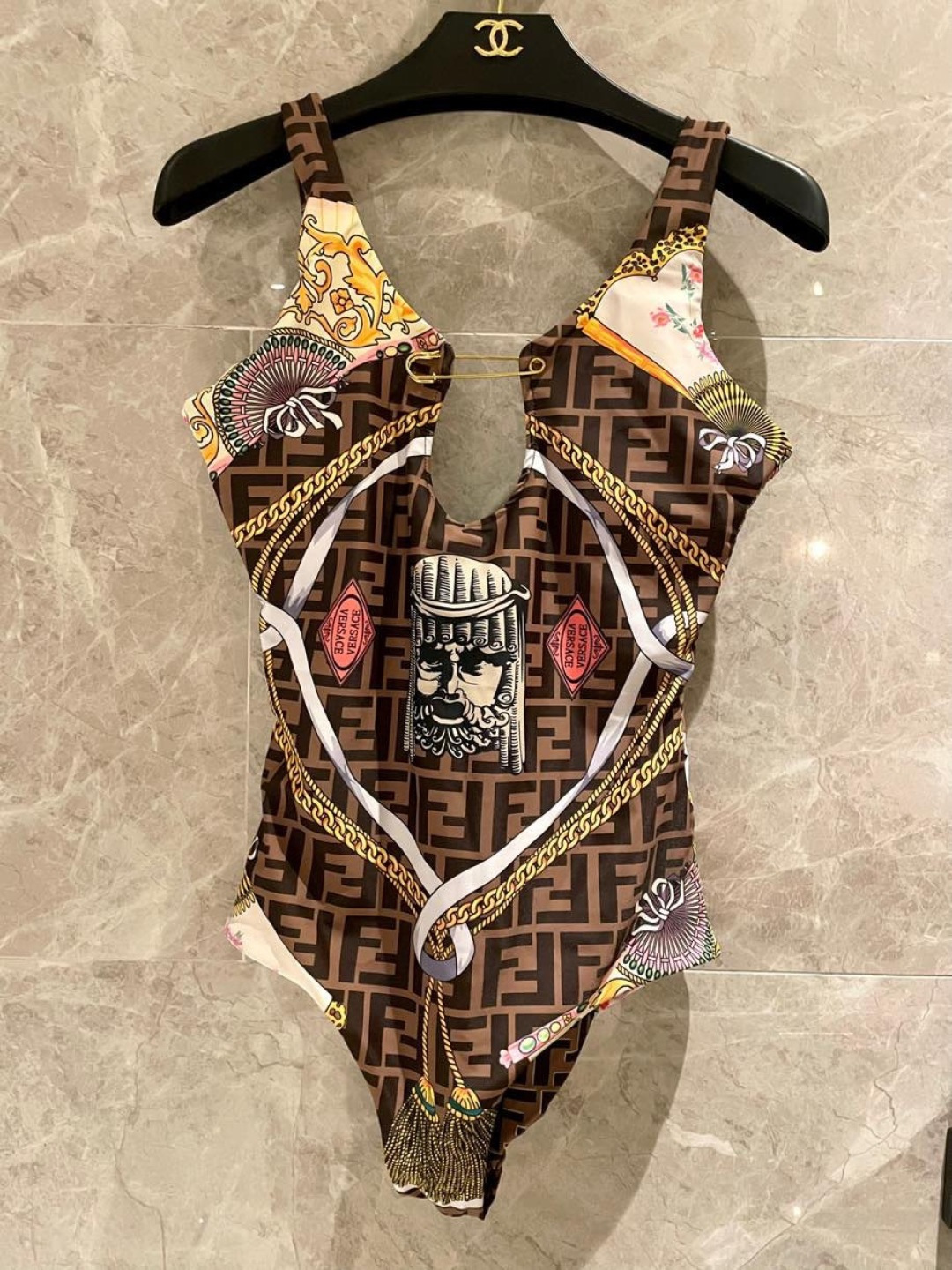 NO:815392,Fendi versac* co-branded f letter chain printed suspender one-piece swimsuit, reversible SML19860909芬迪 versac*联名款 f字母链条印花吊带连体泳衣,双面穿SML Xl泳衣泳裤比基尼,泳衣，泳裤，比基尼,fendi,versace,swimsuits,bikinis,accessory