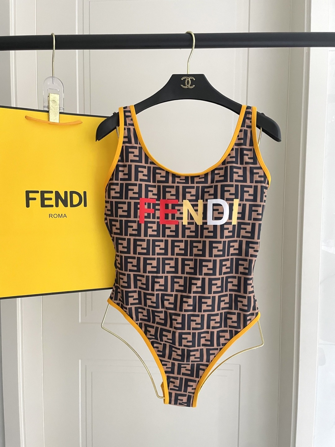 芬迪新款连体泳衣  😍🥰适合多种场景的游泳衣🏊‍♀️海边 游泳池 温泉 水上乐园 漂流都可以😌内搭也完全
