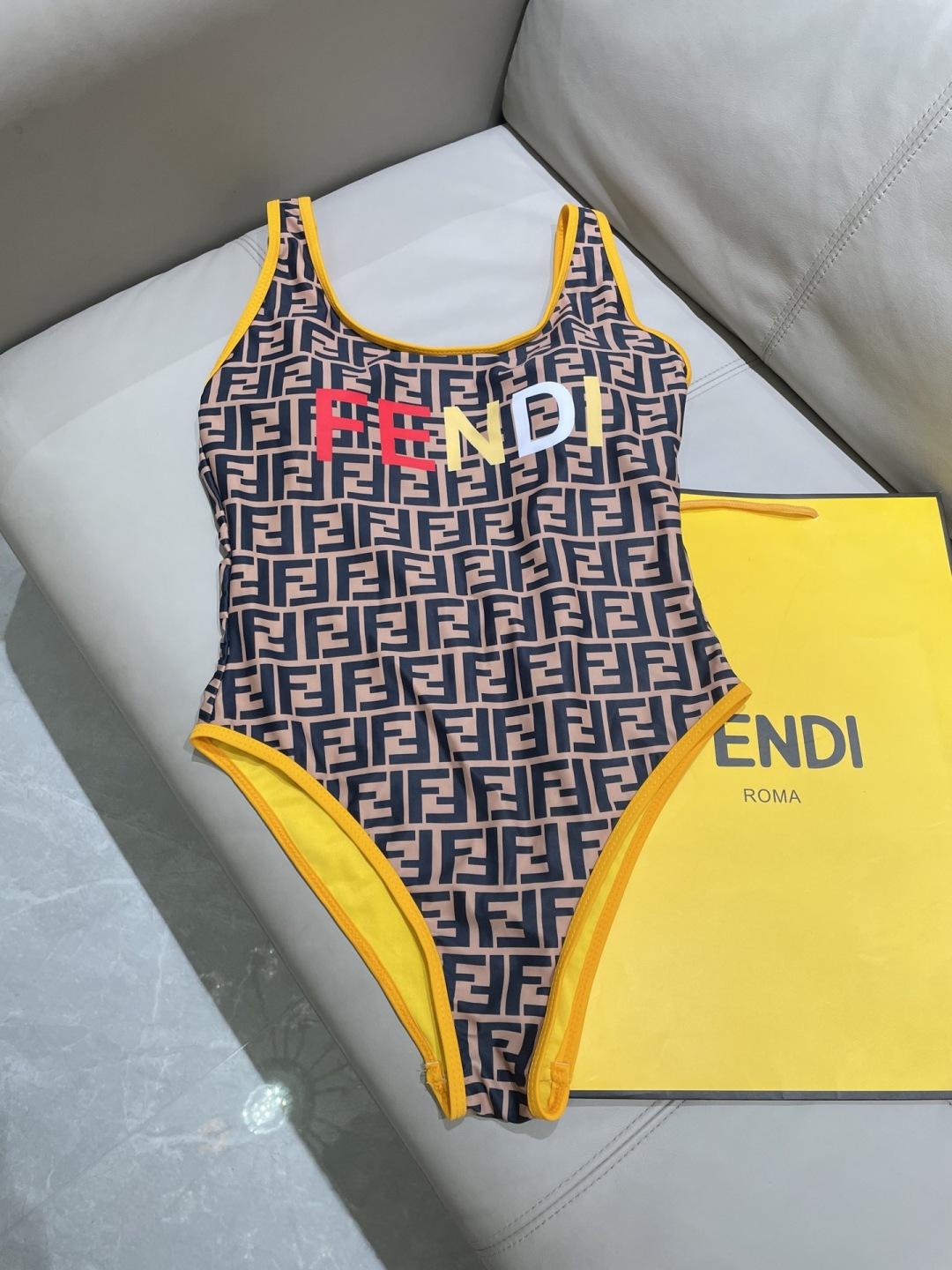 芬迪新款连体泳衣  😍🥰适合多种场景的游泳衣🏊‍♀️海边 游泳池 温泉 水上乐园 漂流都可以😌内搭也完全