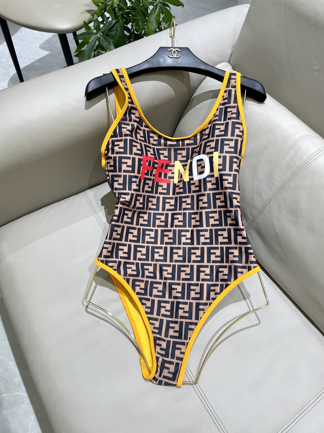 芬迪新款连体泳衣  😍🥰适合多种场景的游泳衣🏊‍♀️海边 游泳池 温泉 水上乐园 漂流都可以😌内搭也完全