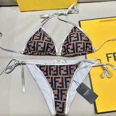 芬迪比基尼银色边😍🥰适合多种场景的游泳衣🏊♀️海边 游泳池 温泉 水上乐园 漂流都可以😌内搭也完全可以 芬迪比基尼银色边😍🥰适合多种场景的游泳衣🏊♀️海边 游泳池 温泉 水上乐园 漂流都可以😌内搭也完全可以