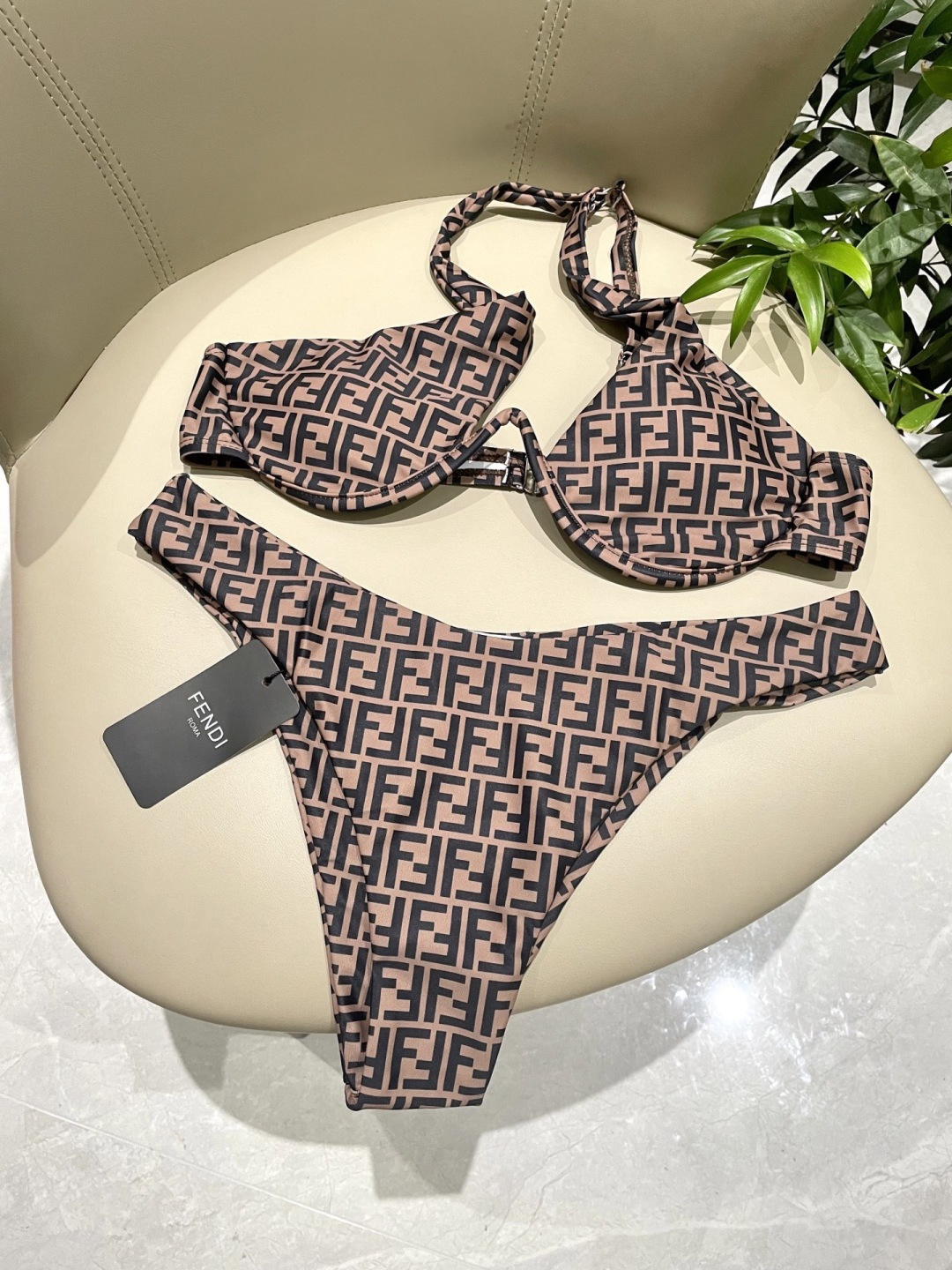芬迪新款比基尼 带钢圈😍🥰适合多种场景的游泳衣🏊‍♀️海边 游泳池 温泉 水上乐园 漂流都可以😌内搭也完