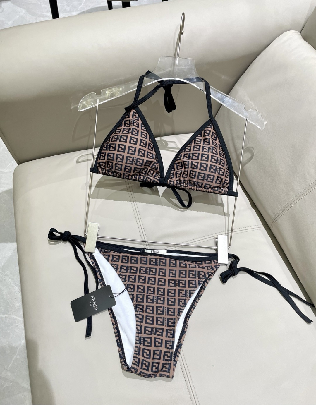 芬迪比基尼😍🥰适合多种场景的游泳衣🏊‍♀️海边 游泳池 温泉 水上乐园 漂流都可以😌内搭也完全可以 连体