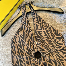 Fendi 芬迪连体😍🥰适合多种场景的游泳衣🏊♀️海边 游泳池 温泉 水上乐园 漂流都可以😌内搭也完全 Fendi 芬迪连体😍🥰适合多种场景的游泳衣🏊♀️海边 游泳池 温泉 水上乐园 漂流都可以😌内搭也完全