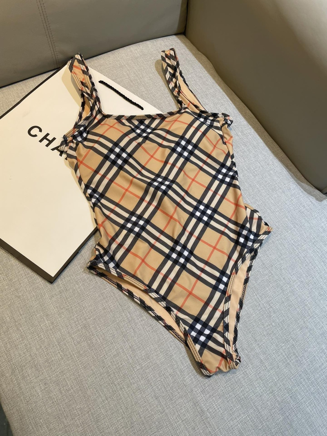 巴宝莉新款连体泳衣  😍🥰适合多种场景的游泳衣🏊‍♀️海边 游泳池 温泉 水上乐园 漂流都可以😌内搭也完