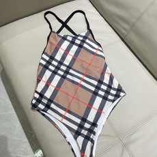巴宝莉新款连体泳衣 😍🥰适合多种场景的游泳衣🏊♀️海边 游泳池 温泉 水上乐园 漂流都可以😌内搭也完 巴宝莉新款连体泳衣 😍🥰适合多种场景的游泳衣🏊♀️海边 游泳池 温泉 水上乐园 漂流都可以😌内搭也完