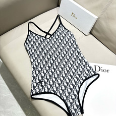 Dior连体泳衣 👙刺绣小蜜蜂 经典字母印花 拿捏度假氛围感 满印字母印花 度假高级感密码 D Dior连体泳衣 👙刺绣小蜜蜂 经典字母印花 拿捏度假氛围感 满印字母印花 度假高级感密码 D