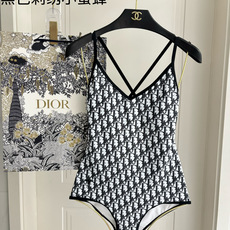 Dior连体泳衣 👙刺绣小蜜蜂 经典字母印花 拿捏度假氛围感 满印字母印花 度假高级感密码 D Dior连体泳衣 👙刺绣小蜜蜂 经典字母印花 拿捏度假氛围感 满印字母印花 度假高级感密码 D