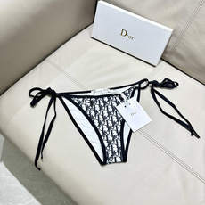 Dior比基尼👙刺绣小蜜蜂 经典字母印花 拿捏度假氛围感 满印字母印花 度假高级感密码 Dio Dior比基尼👙刺绣小蜜蜂 经典字母印花 拿捏度假氛围感 满印字母印花 度假高级感密码 Dio