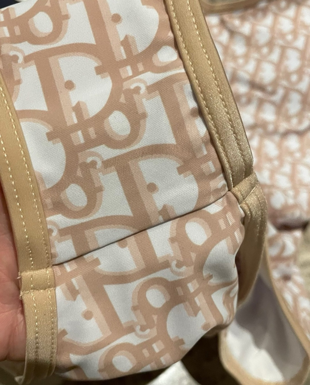 Dior 新款泳衣正品有售 超显气质 😍🥰适合多种场景的游泳衣🏊‍♀️海边 游泳池 温泉 水上乐园 漂流