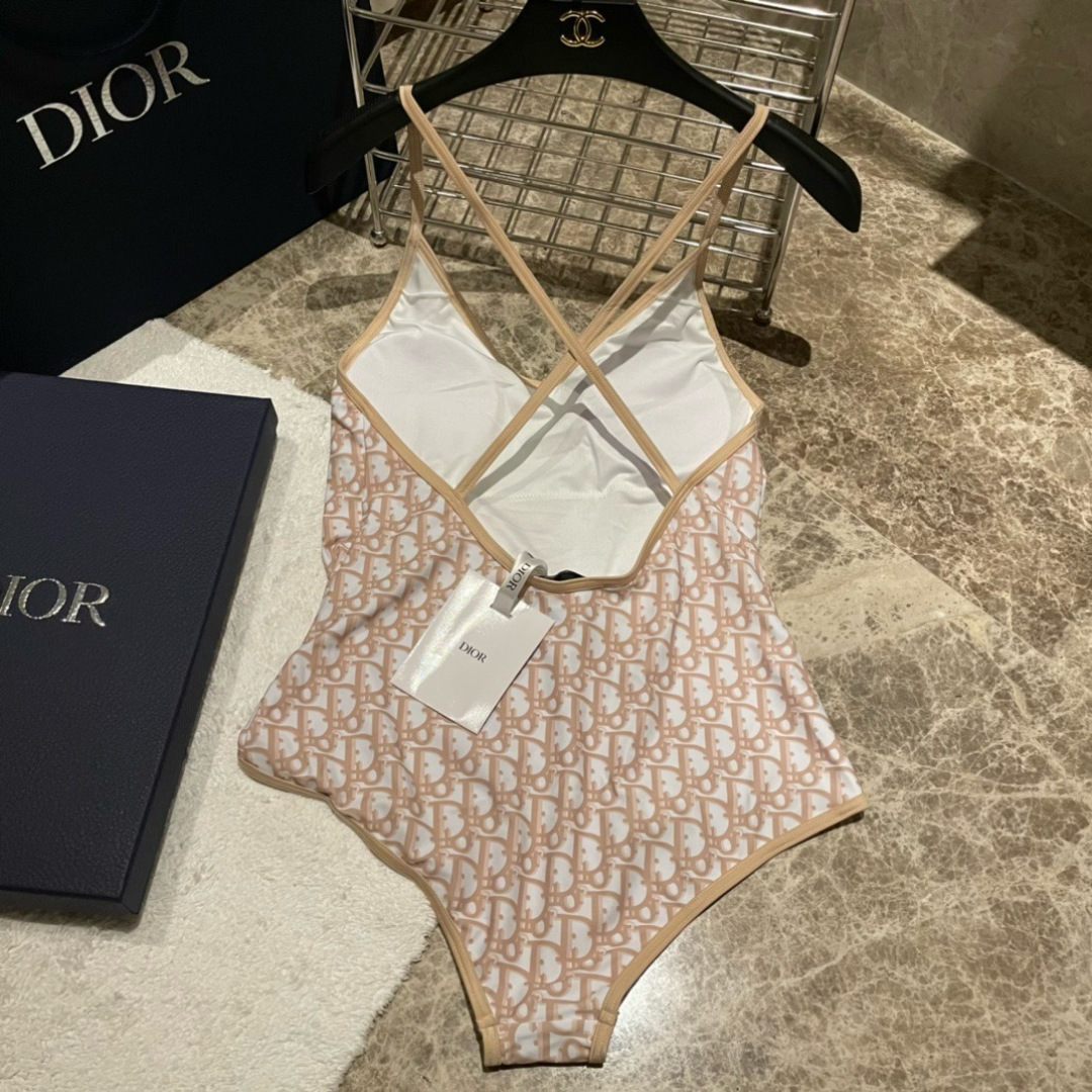 Dior 新款泳衣正品有售 超显气质 😍🥰适合多种场景的游泳衣🏊‍♀️海边 游泳池 温泉 水上乐园 漂流