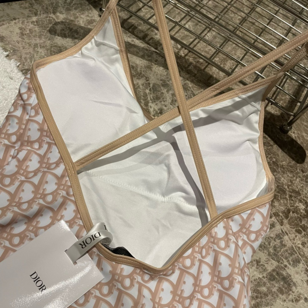 Dior 新款泳衣正品有售 超显气质 😍🥰适合多种场景的游泳衣🏊‍♀️海边 游泳池 温泉 水上乐园 漂流