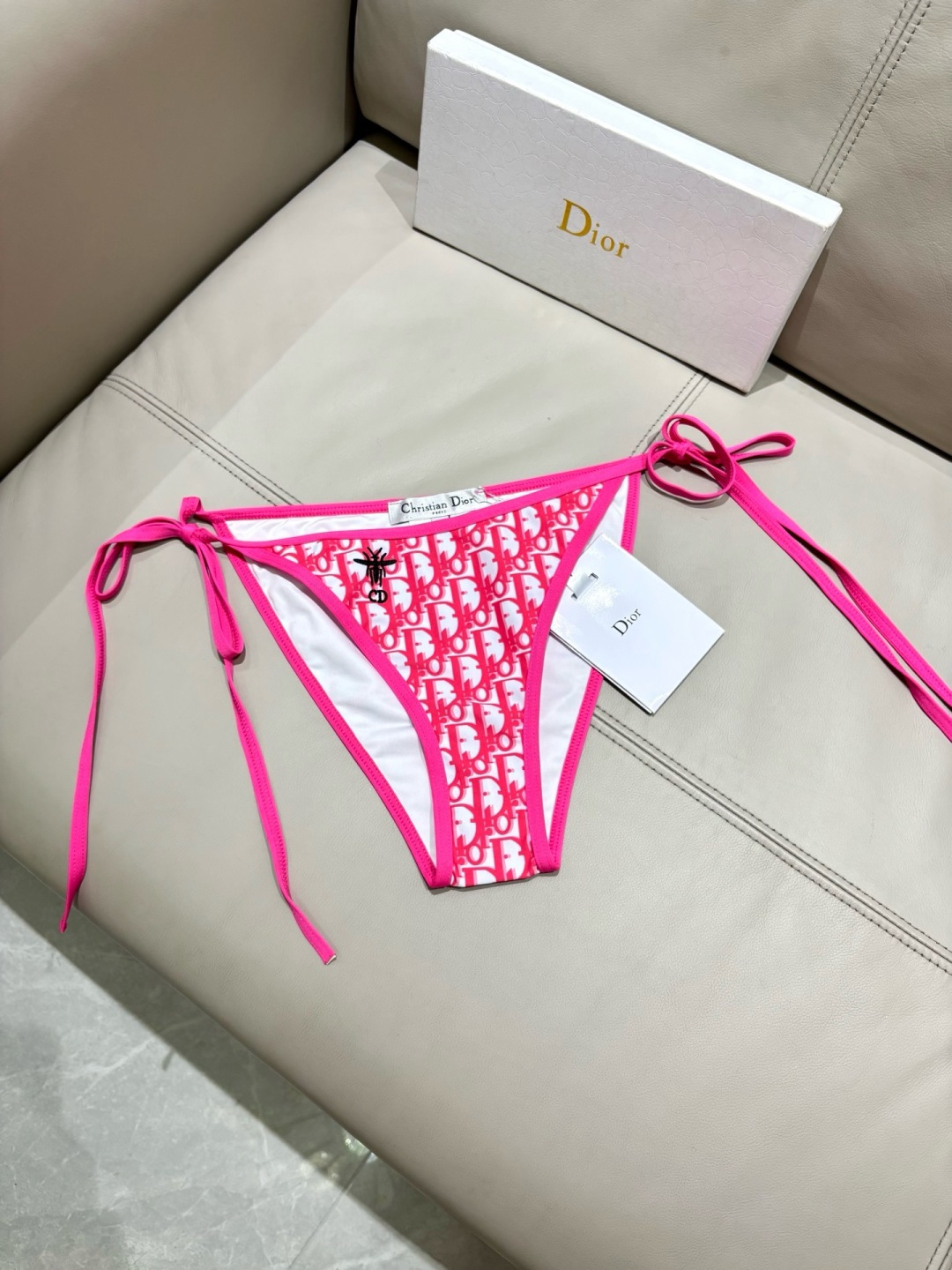 ✨ Dior新款比基尼高级感老花绑带比基尼▫️经典三角挂脖设计，聚拢提拉超显身材▫️亮眼玫红包边，衬肤色