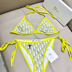 ✨ Dior新款比基尼高级感老花绑带比基尼▫️经典三角挂脖设计,聚拢提拉超显身材▫️亮眼柠黄包边,衬肤色 ✨ Dior新款比基尼高级感老花绑带比基尼▫️经典三角挂脖设计,聚拢提拉超显身材▫️亮眼柠黄包边,衬肤色