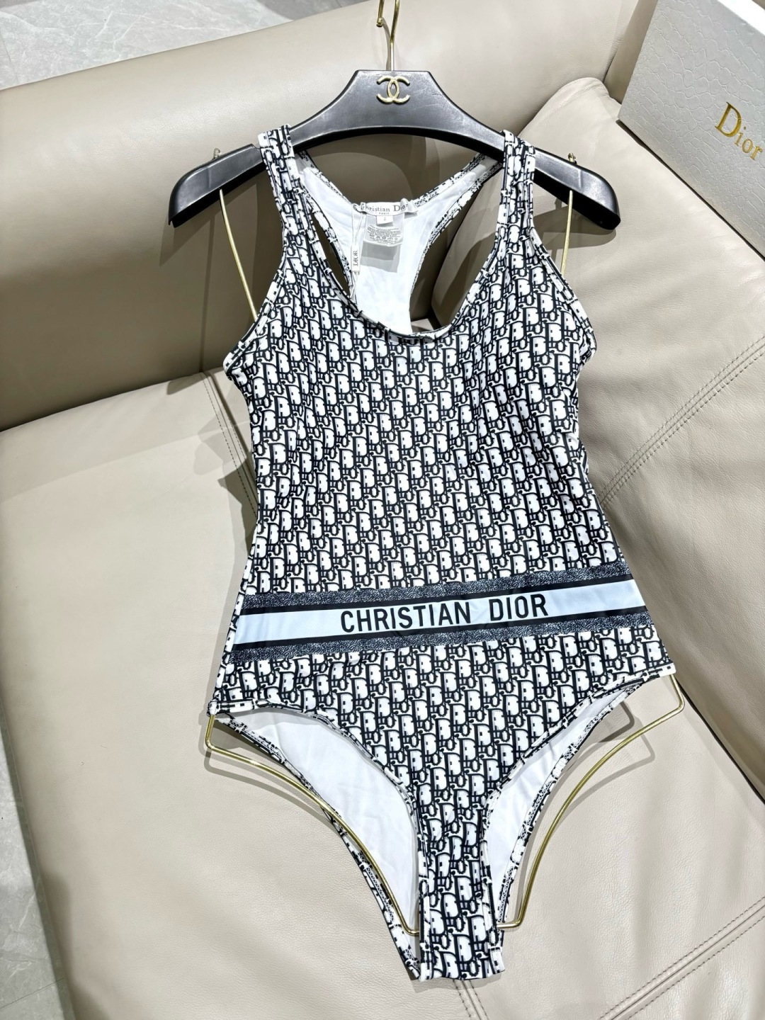 迪奥新款连体泳衣适合多种场景的游泳衣🏊‍♀️海边 游泳池 温泉 水上乐园 漂流都可以😌内搭也完全可以 连
