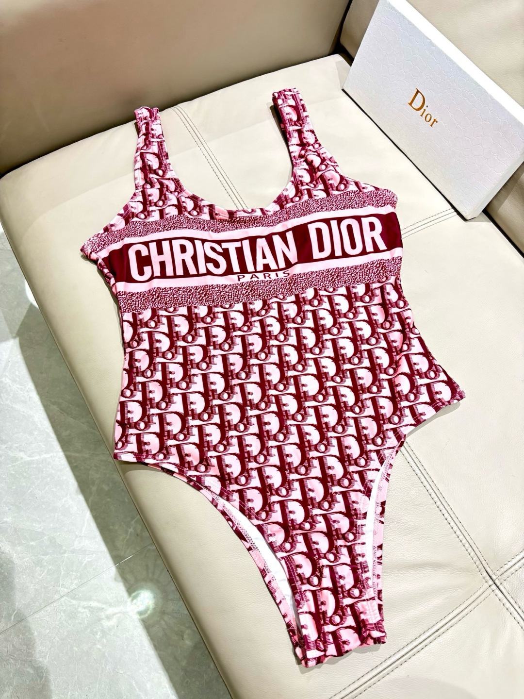 迪奥新款连体泳衣适合多种场景的游泳衣🏊‍♀️海边 游泳池 温泉 水上乐园 漂流都可以😌内搭也完全可以 连