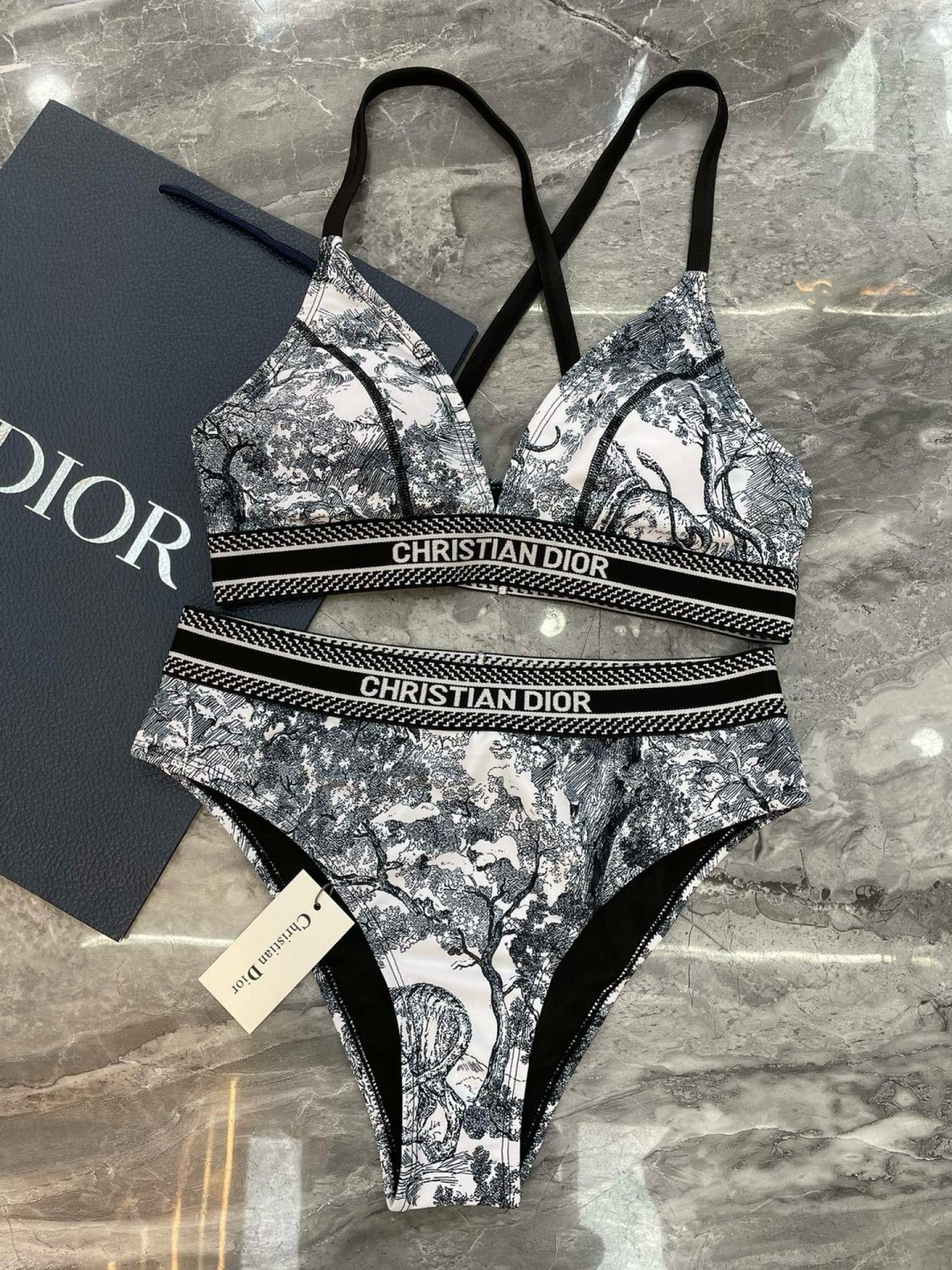迪奥比基尼👙❤️😍🥰适合多种场景的游泳衣🏊‍♀️海边 游泳池 温泉 水上乐园 漂流都可以😌内搭外穿也完全