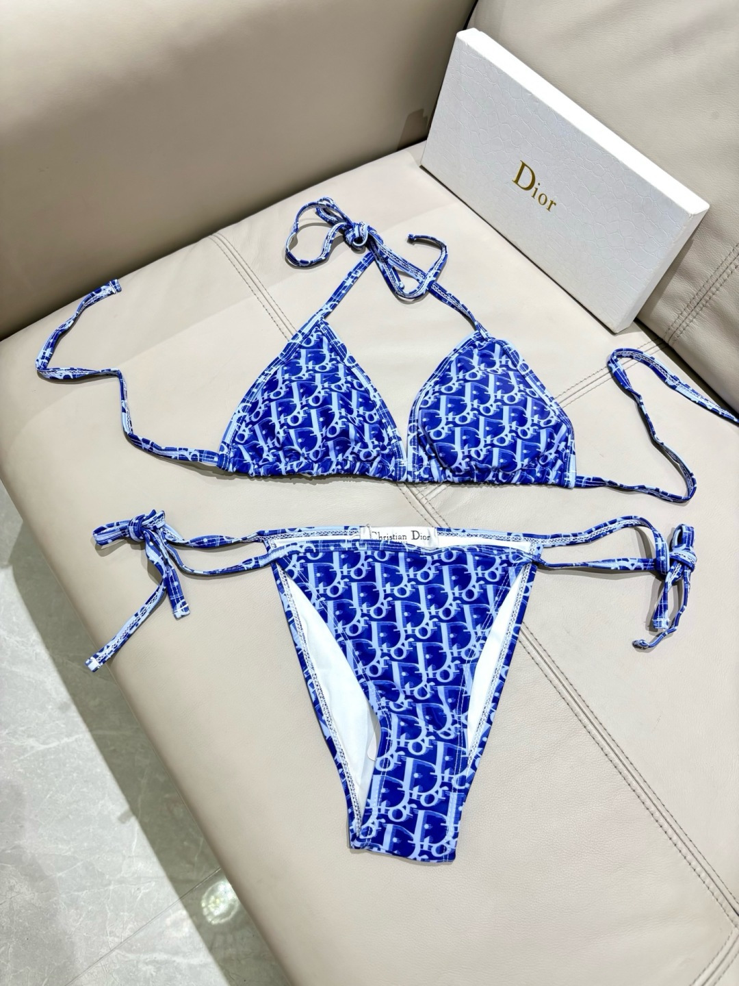 迪奥新款连体泳衣   时尚潮流款 😍🥰适合多种场景的游泳衣🏊‍♀️海边 游泳池 温泉 水上乐园 漂流都可