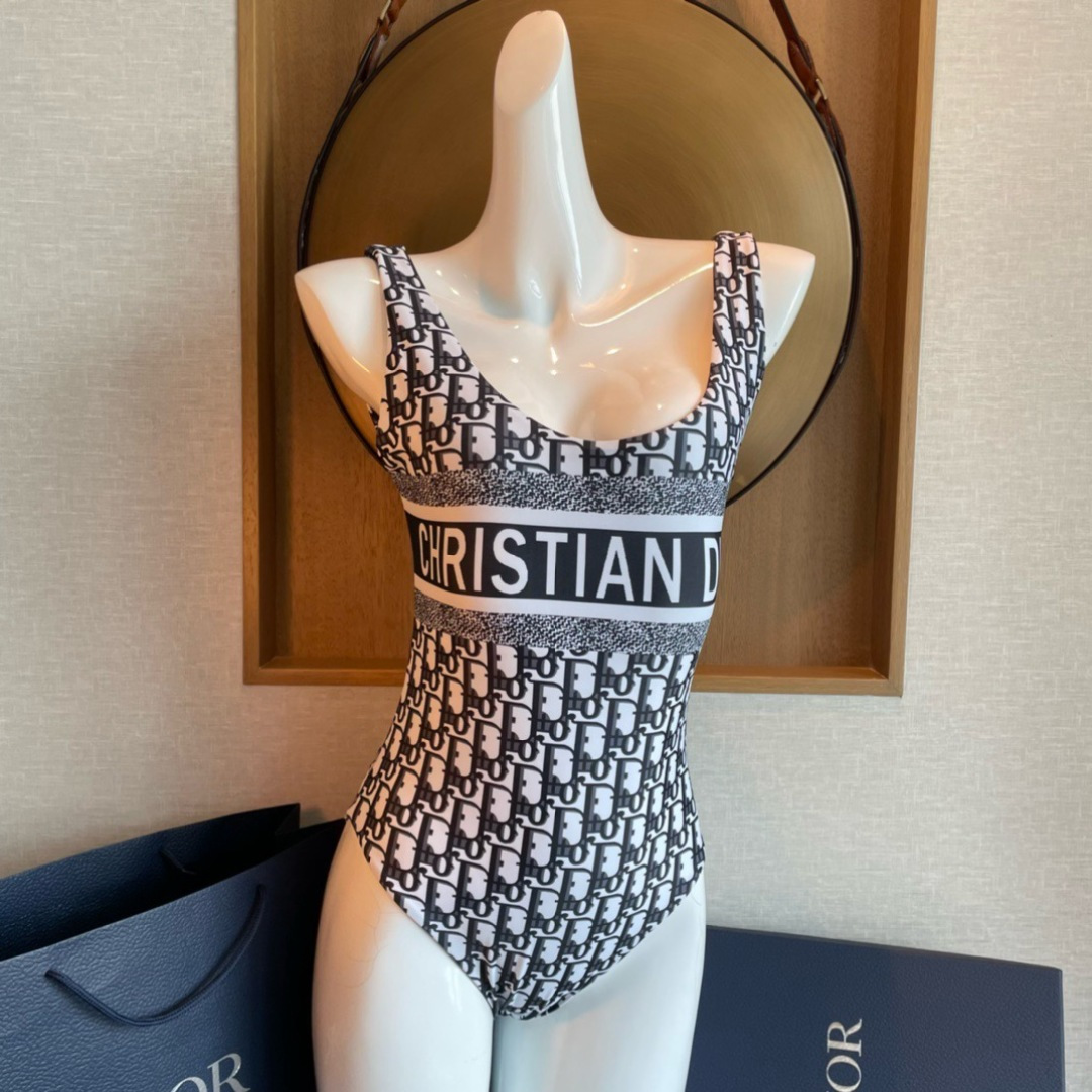 迪奥连体👙❤️😍🥰适合多种场景的游泳衣🏊‍♀️海边 游泳池 温泉 水上乐园 漂流都可以😌内搭外穿也完全可