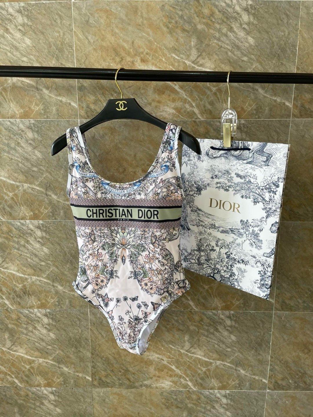 迪奥泳衣印花适合多种场景的游泳衣🏊‍♀️海边 游泳池 温泉 水上乐园 漂流都可以😌内搭也完全可以 连体设