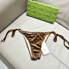 Gucci丝绒分体比基尼😍🥰适合多种场景的游泳衣🏊♀️海边 游泳池 温泉 水上乐园 漂流都可以😌内搭也 Gucci丝绒分体比基尼😍🥰适合多种场景的游泳衣🏊♀️海边 游泳池 温泉 水上乐园 漂流都可以😌内搭也