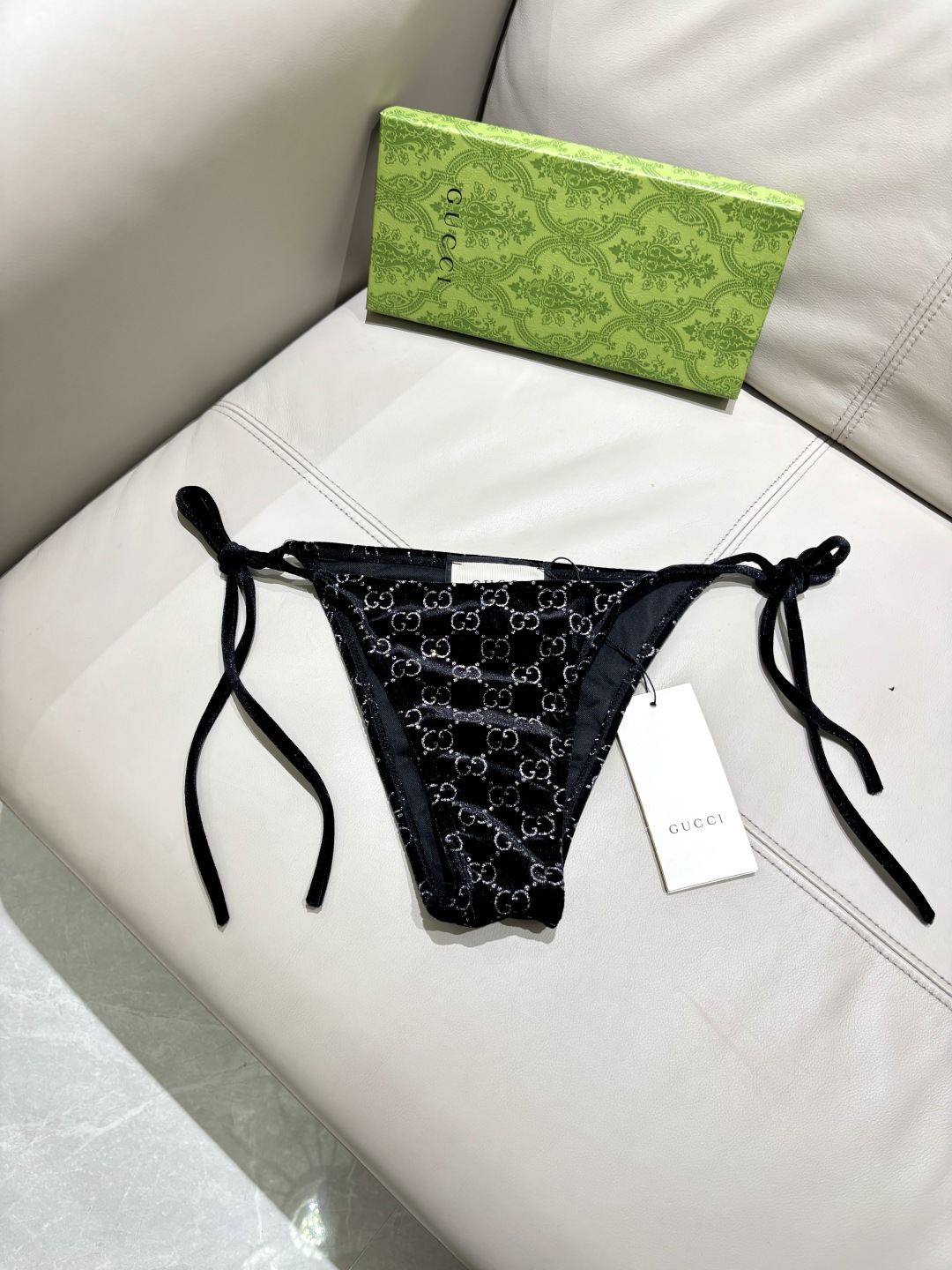 Gucci丝绒分体比基尼😍🥰适合多种场景的游泳衣🏊‍♀️海边 游泳池 温泉 水上乐园 漂流都可以😌内搭也