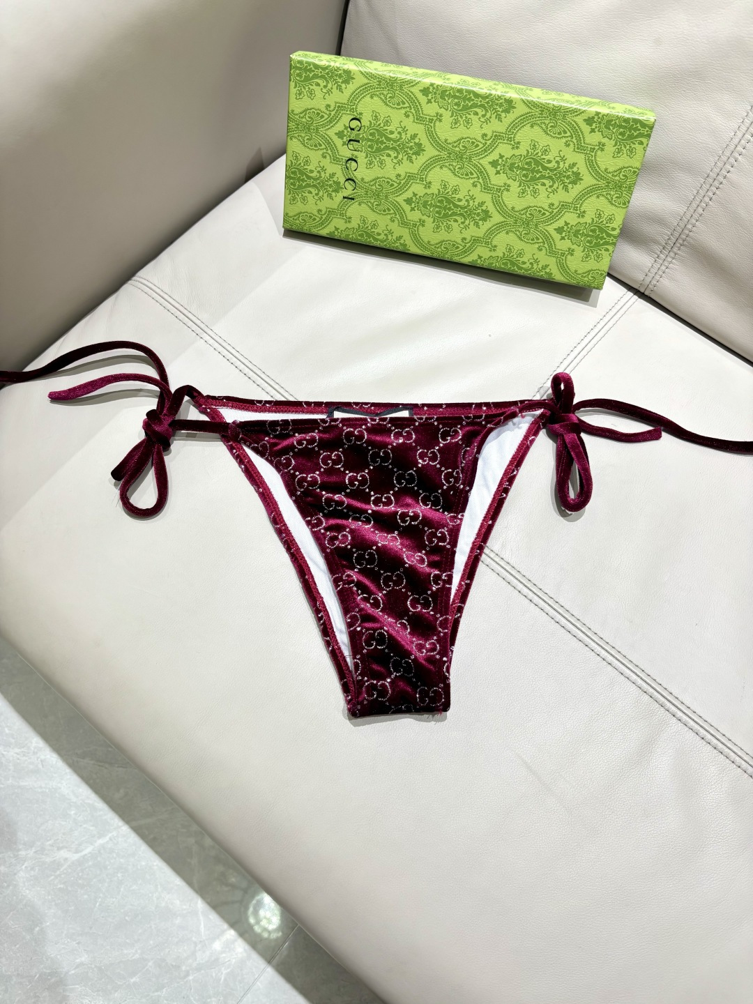Gucci丝绒分体比基尼😍🥰适合多种场景的游泳衣🏊‍♀️海边 游泳池 温泉 水上乐园 漂流都可以😌内搭也