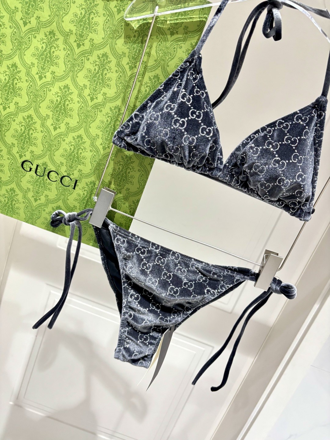 Gucci丝绒分体比基尼😍🥰适合多种场景的游泳衣🏊‍♀️海边 游泳池 温泉 水上乐园 漂流都可以😌内搭也