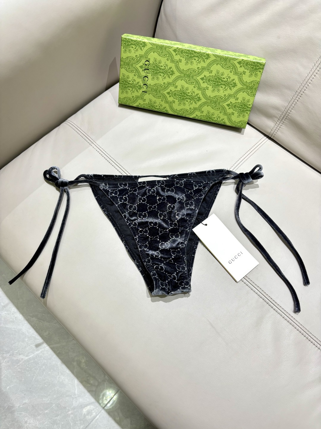Gucci丝绒分体比基尼😍🥰适合多种场景的游泳衣🏊‍♀️海边 游泳池 温泉 水上乐园 漂流都可以😌内搭也
