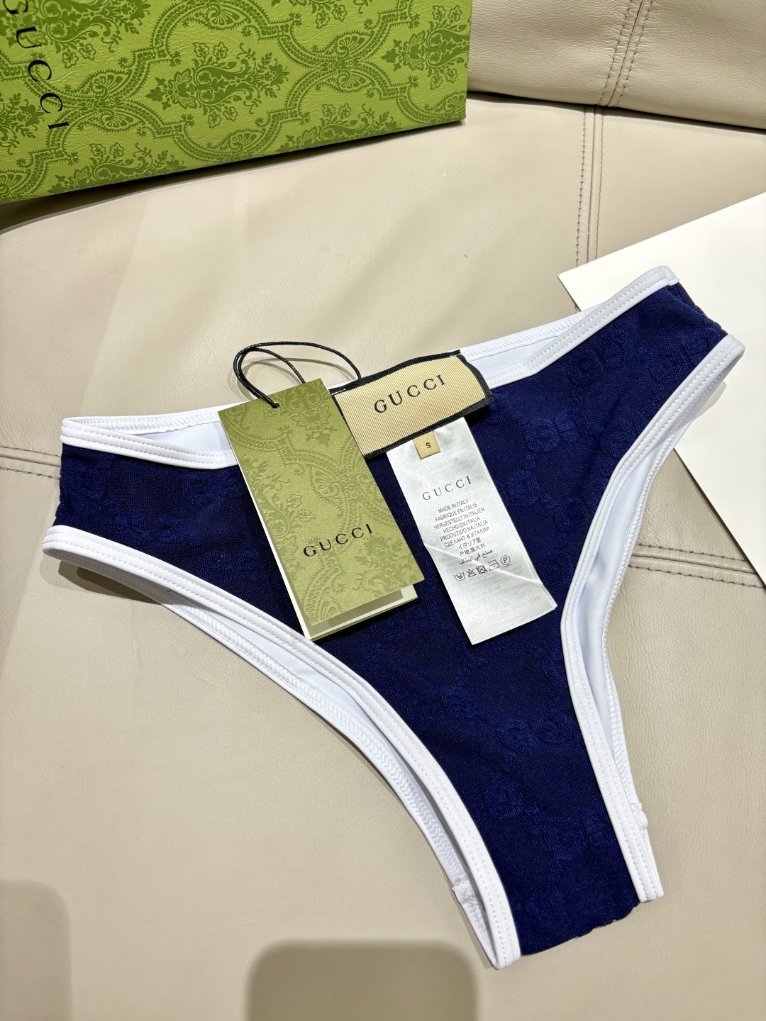 Gucci分体泳衣 印花适合多种场景的游泳衣🏊‍♀️海边 游泳池 温泉 水上乐园 漂流都可以😌内搭也完全