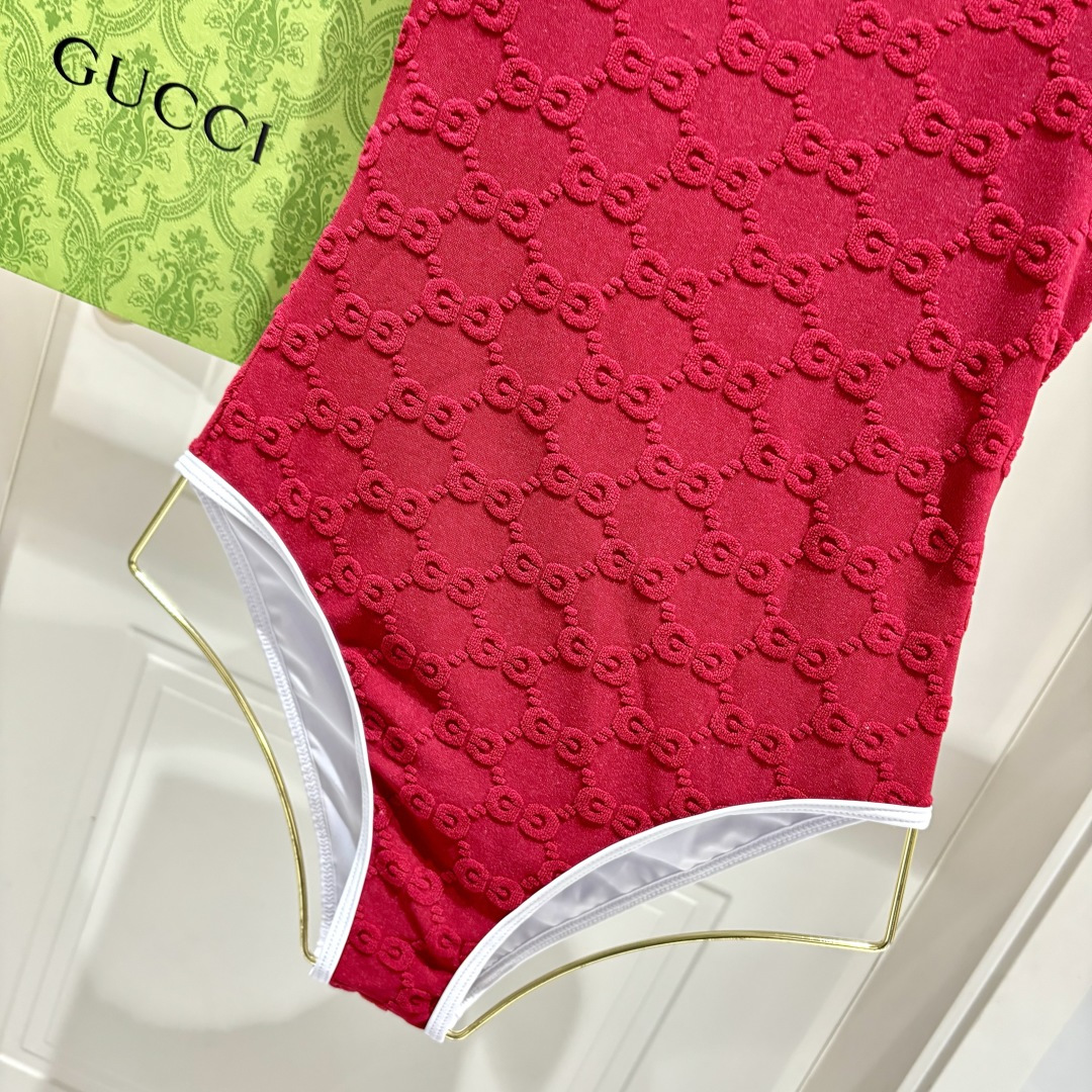 Gucci新款泳衣 印花适合多种场景的游泳衣🏊‍♀️海边 游泳池 温泉 水上乐园 漂流都可以😌内搭也完全