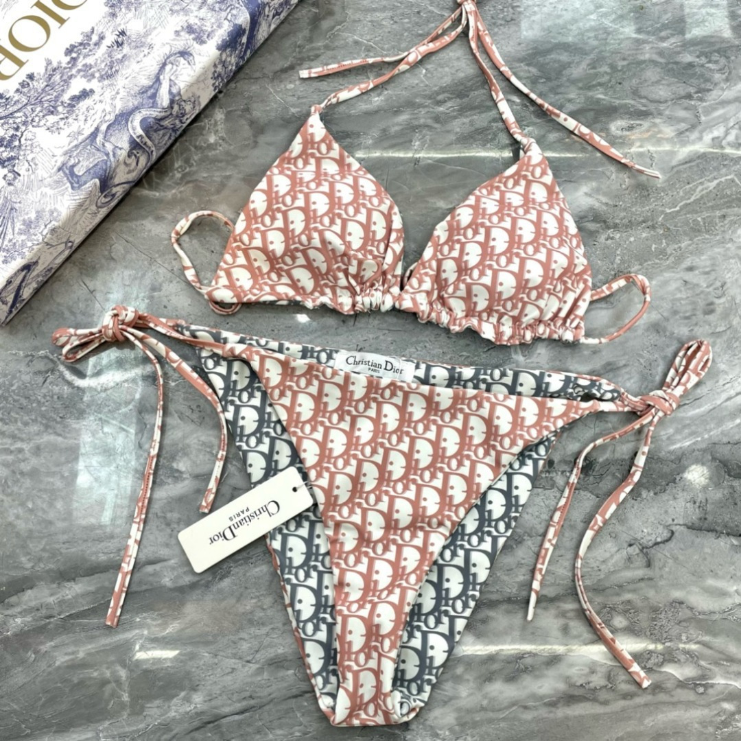 迪奥比基尼👙❤️😍🥰适合多种场景的游泳衣🏊‍♀️海边 游泳池 温泉 水上乐园 漂流都可以😌内搭外穿也完全