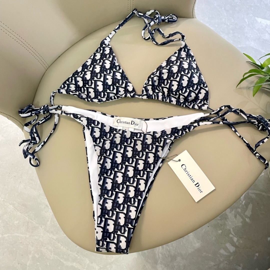 迪奥比基尼泳衣👙❤️😍🥰适合多种场景的游泳衣🏊‍♀️海边 游泳池 温泉 水上乐园 漂流都可以😌内搭外穿也