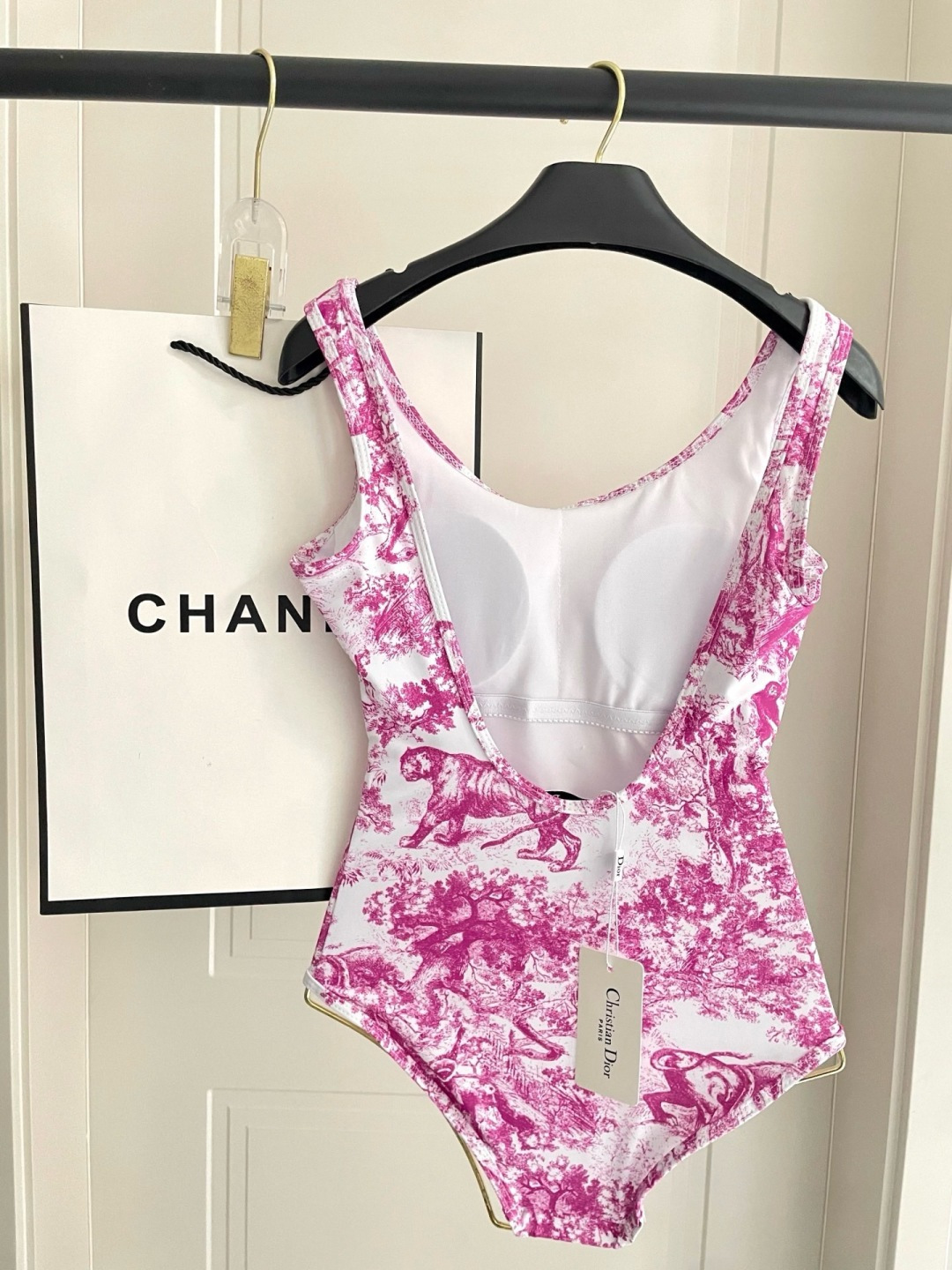 迪奥连体泳衣👙❤️😍🥰适合多种场景的游泳衣🏊‍♀️海边 游泳池 温泉 水上乐园 漂流都可以😌内搭外穿也完