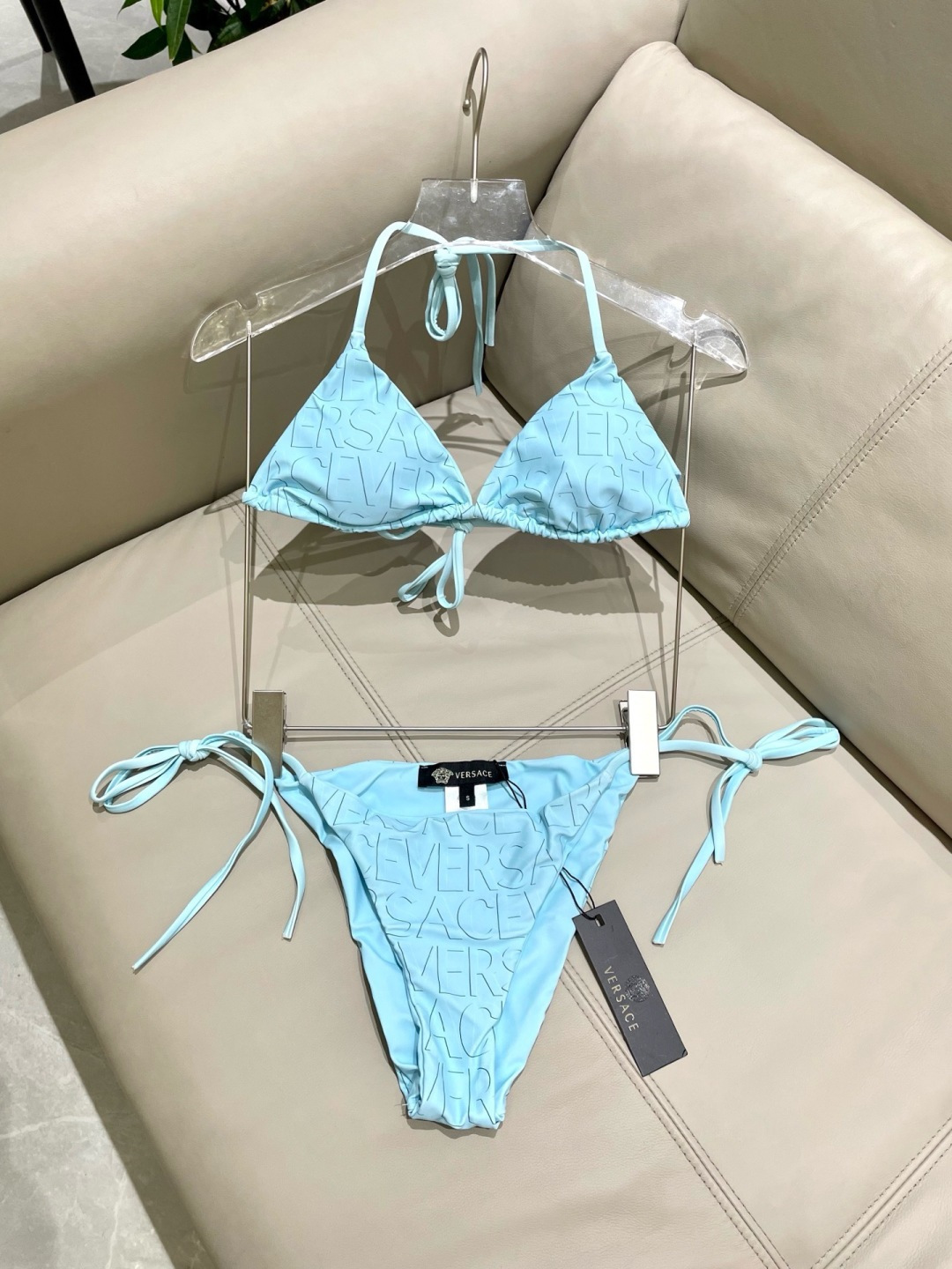 范思哲新款比基尼泳衣😍🥰适合多种场景的游泳衣🏊‍♀️海边 游泳池 温泉 水上乐园 漂流都可以😌内搭也完全